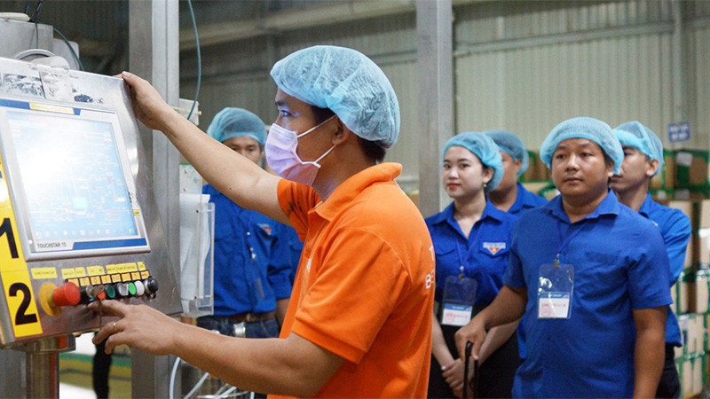 Hệ thống dây chuyền sản xuất cho công suất lên tới 48.000 chai sản phẩm/giờ/dây chuyền tại nhà máy của tập đoàn Tân Hiệp Phát Hệ thống dây chuyền sản xuất cho công suất lên tới 48.000 chai sản phẩm/giờ/dây chuyền tại nhà máy của tập đoàn Tân Hiệp Phát