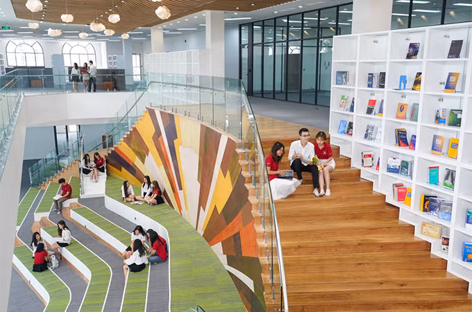 VinUni đạt điểm tối đa về cơ sở vật chất với hạ tầng dành cho thể dục - thể thao, các tiện ích trong khuôn viên trường, ký túc xá mô hình “3 cùng”, thư viện, giảng đường...