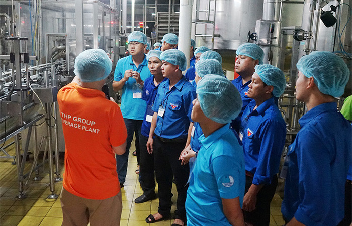 Đoàn đại biểu được tham quan trực tiếp nhà máy Tân Hiệp Phát tại Bình Dương Đoàn đại biểu được tham quan trực tiếp nhà máy Tân Hiệp Phát tại Bình Dương