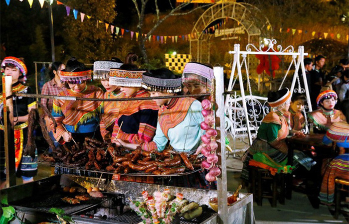 Sapa nhộn nhịp về đêm