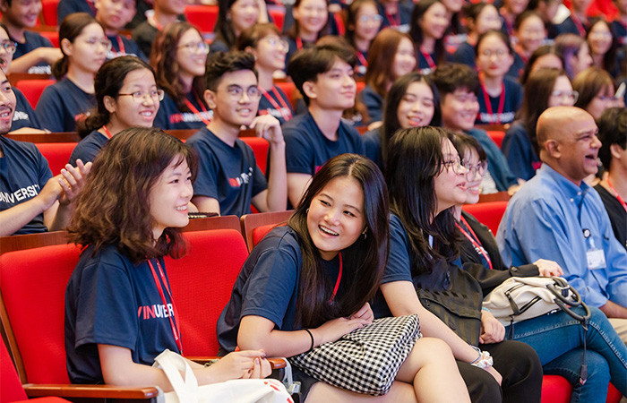 Nguyễn Minh Thi cùng các bạn sinh viên trong buổi gặp đầu năm học với ban giám hiệu, giảng viên, cán bộ nhân viên các phòng ban nhà trường Nguyễn Minh Thi cùng các bạn sinh viên trong buổi gặp đầu năm học với ban giám hiệu, giảng viên, cán bộ nhân viên các phòng ban nhà trường