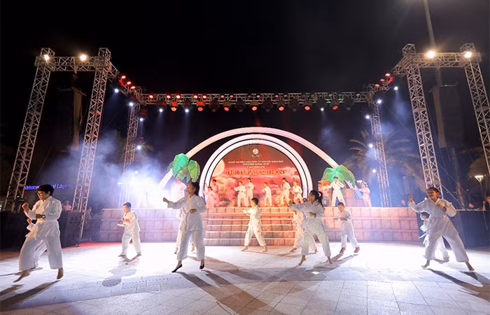 Tiết mục “Biểu diễn võ thuật karate” đến từ các cư dân nhí của câu lạc bộ Karate Club Waka Waka