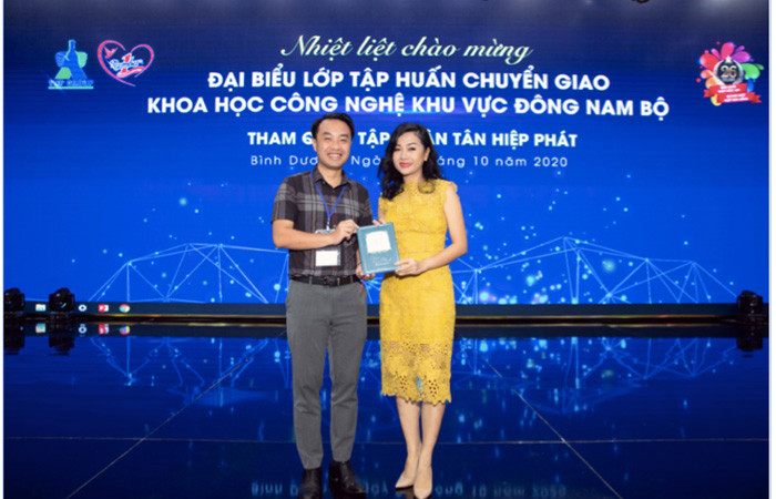 Giám đốc Trung tâm phát triển khoa học công nghệ và tài năng trẻ gửi lời cảm ơn đến Tập đoàn Tân Hiệp Phát sau chuyến tham quan Giám đốc Trung tâm phát triển khoa học công nghệ và tài năng trẻ gửi lời cảm ơn đến Tập đoàn Tân Hiệp Phát sau chuyến tham quan