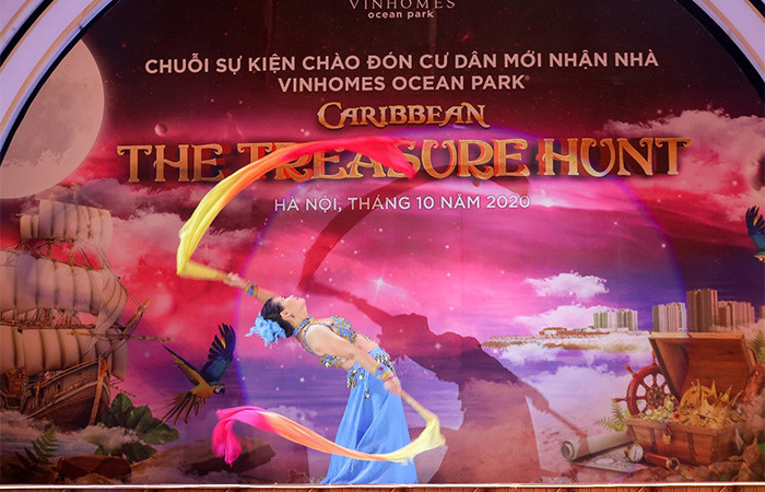 Tiết mục “Múa quạt lụa” đẹp mắt của một “nghệ sỹ múa” đến từ tòa S2.09 Tiết mục “Múa quạt lụa” đẹp mắt của một “nghệ sỹ múa” đến từ tòa S2.09