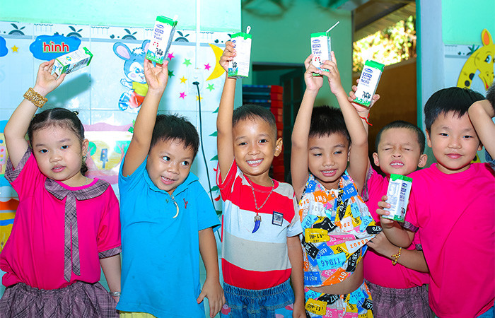 Chương trình Sữa học đường đã góp phần tiết kiệm chi phí cho các phụ huynh trong việc bổ sung dinh dưỡng cho con, đặc biệt đối với các vùng điều kiện kinh tế còn khó khăn