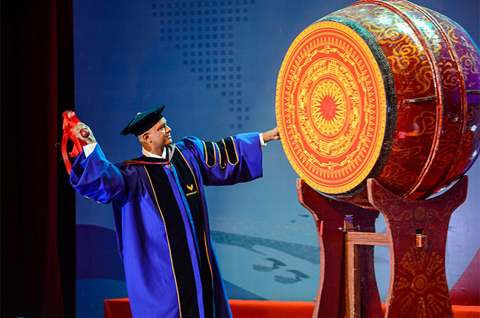 GS Rohit Verma đánh trống khai giảng năm học đầu tiên của trường Đại học VinUni