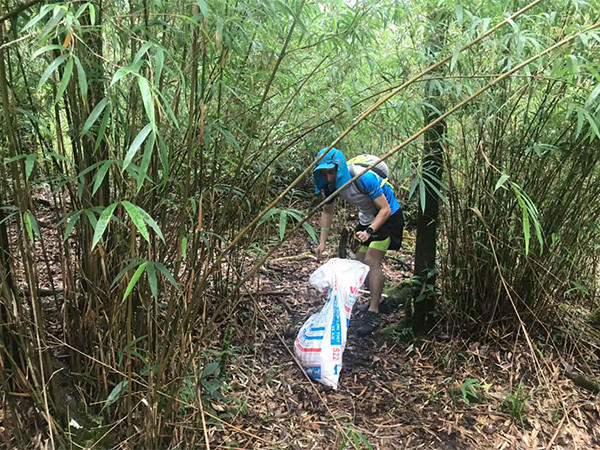 Runner vừa chạy vừa nhặt rác do các "phượt thủ" để lại trong rừng Hoàng Liên Runner vừa chạy vừa nhặt rác do các "phượt thủ" để lại trong rừng Hoàng Liên