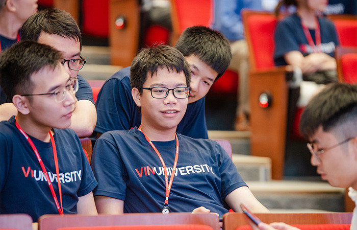Nguyễn Duy Minh (giữa) từng sẵn sàng “xách vali lên và đi du học”, nhưng kế hoạch đã rẽ hướng mới khi ứng tuyển vào VinUni và nhận học bổng toàn phần chuyên ngành Khoa học máy tính Nguyễn Duy Minh (giữa) từng sẵn sàng “xách vali lên và đi du học”, nhưng kế hoạch đã rẽ hướng mới khi ứng tuyển vào VinUni và nhận học bổng toàn phần chuyên ngành Khoa học máy tính