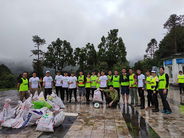 Các runner của Run4Self và Sun World Fansipan Legend cân những túi rác gom được từ cung đường leo núi Fansipan Các runner của Run4Self và Sun World Fansipan Legend cân những túi rác gom được từ cung đường leo núi Fansipan