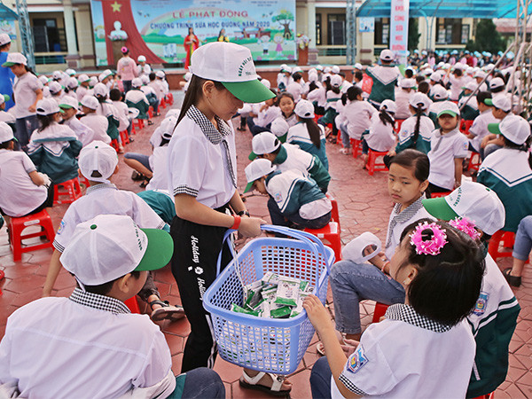 Các em học sinh tự giác gấp và thu dọn vỏ hộp sữa sau khi sử dụng xong, góp phần giữ vệ sinh cho môi trường trường học