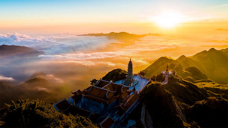 Hoàng hôn "rực lửa" trên đỉnh Fansipan