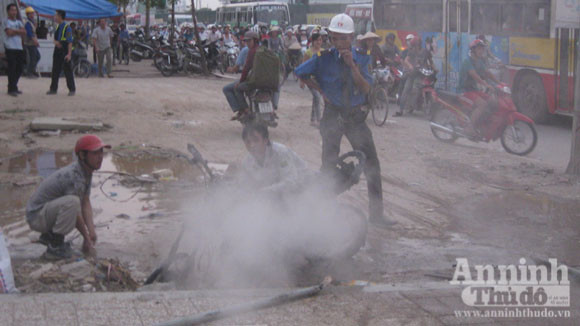 Chiếc xe bị thiêu rụi, trơ khung sắt được người dân khiêng vào vỉa hè Chiếc xe bị thiêu rụi, trơ khung sắt được người dân khiêng vào vỉa hè