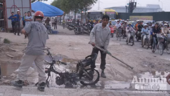 Chiếc xe bị thiêu rụi, trơ khung sắt được người dân khiêng vào vỉa hè