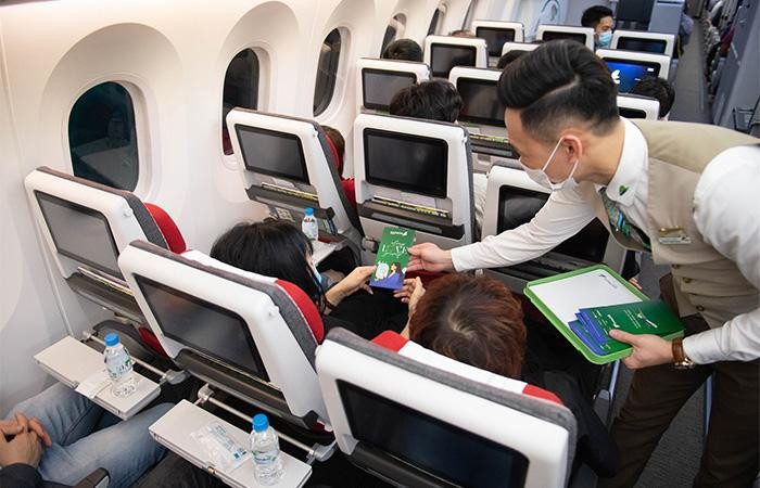 Hơn 25.000 voucher ưu đãi mua sắm, sử dụng dịch vụ làm đẹp đã được Bamboo Airways trao tận tay các hành khách nữ may mắn Hơn 25.000 voucher ưu đãi mua sắm, sử dụng dịch vụ làm đẹp đã được Bamboo Airways trao tận tay các hành khách nữ may mắn