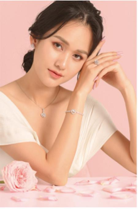 Cận cảnh thiết kế trong bộ sưu tập “Blooming Rose” của DOJI