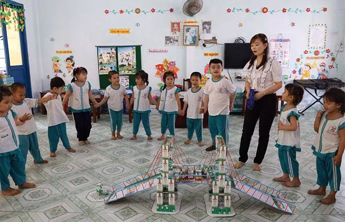 Hướng dẫn học sinh tái sử dụng vỏ hộp sữa sau khi uống là một hoạt động mang tính giáo dục trong chương trình được các trường đánh giá cao.