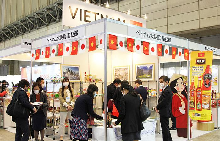 Tại gian hàng, du khách được nếm thử tương ớt Chin-Su với đặc sản Nhật Bản: Tokoyaki (bánh bao nhân bạch tuộc hấp). Nhiều khách hàng bày tỏ sự thích thú với hoạt động này. Tại gian hàng, du khách được nếm thử tương ớt Chin-Su với đặc sản Nhật Bản: Tokoyaki (bánh bao nhân bạch tuộc hấp). Nhiều khách hàng bày tỏ sự thích thú với hoạt động này.