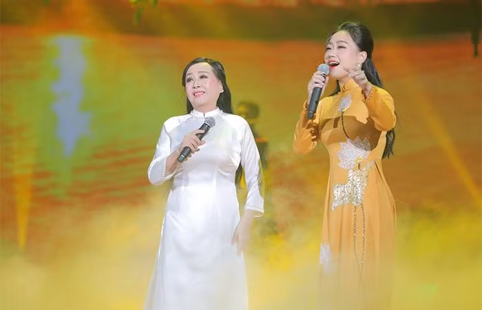 Ca sĩ Phương Thanh và NSƯT Thu Hiền trong phần trình bày ca khúc Tôi yêu một dòng sông (Sáng tác: Diệu Huệ) và Tình cây và đất (Sáng tác: Tô Thanh Tùng) – một điểm nhấn trong Chương 3 của Concert.