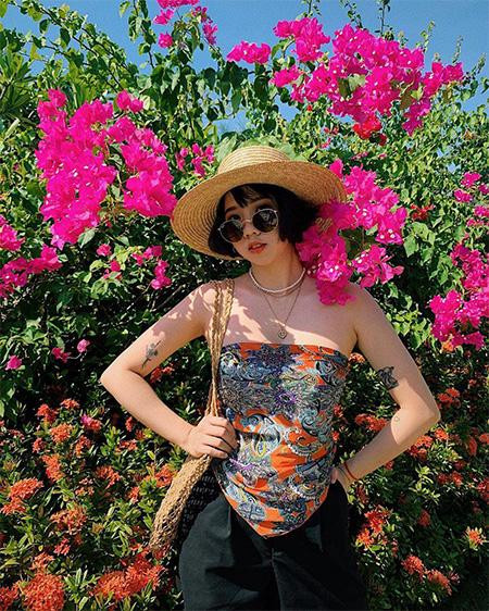 Chọn một outfit nổi bật và check-in cùng hoa, bạn đã có một bức hình đậm sắc màu nhiệt đới (Ảnh: FLC Quy Nhơn) Chọn một outfit nổi bật và check-in cùng hoa, bạn đã có một bức hình đậm sắc màu nhiệt đới (Ảnh: FLC Quy Nhơn)