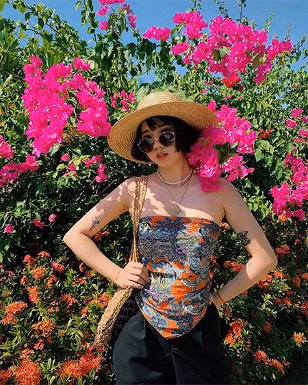Chọn một outfit nổi bật và check-in cùng hoa, bạn đã có một bức hình đậm sắc màu nhiệt đới (Ảnh: FLC Quy Nhơn)