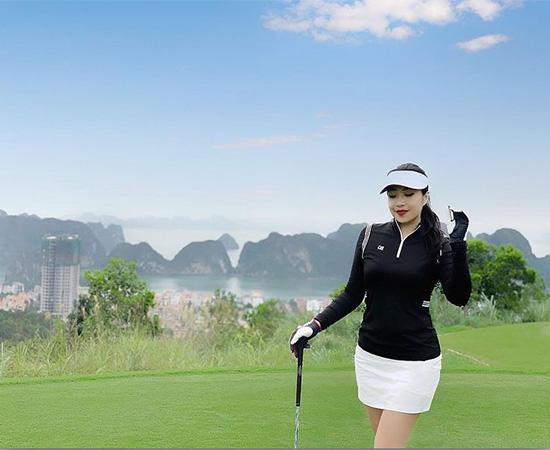 Từ hố số 8 và 12, bạn có thể thu trọn vịnh biển kỳ quan và thành phố Hạ Long xinh đẹp (Ảnh: phuongvcci) Từ hố số 8 và 12, bạn có thể thu trọn vịnh biển kỳ quan và thành phố Hạ Long xinh đẹp (Ảnh: phuongvcci)