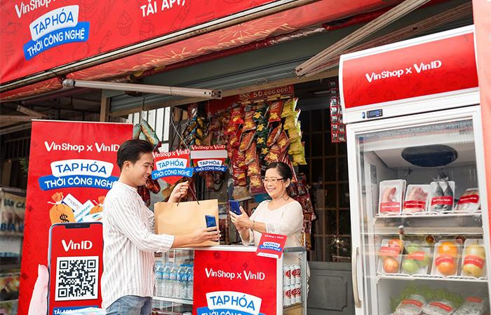 Tặng chủ tạp hoá gói bảo hiểm sức khoẻ trong mùa dịch, VinShop khẳng định mục tiêu gắn bó lâu dài. Tặng chủ tạp hoá gói bảo hiểm sức khoẻ trong mùa dịch, VinShop khẳng định mục tiêu gắn bó lâu dài.