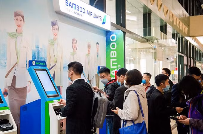 Các kiosk check-in của Bamboo Airways tại sân bay Nội Bài cũng khá đông đúc vào thời gian này