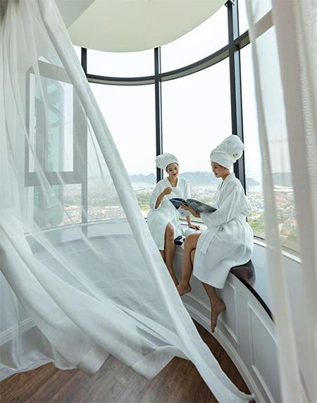 Những căn phòng với khung cửa kính khổng lồ là tọa độ check-in yêu thích của các cô nàng sang chảnh (Ảnh: FLC Hạ Long)