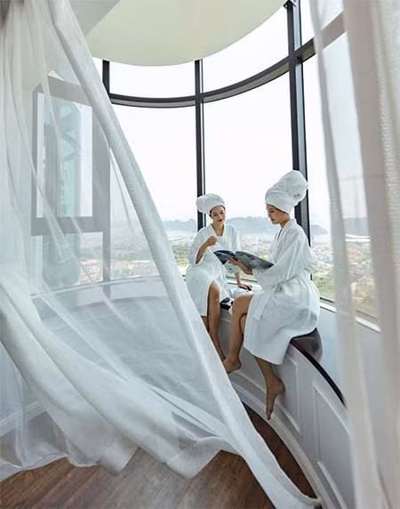 Những căn phòng với khung cửa kính khổng lồ là tọa độ check-in yêu thích của các cô nàng sang chảnh (Ảnh: FLC Hạ Long)