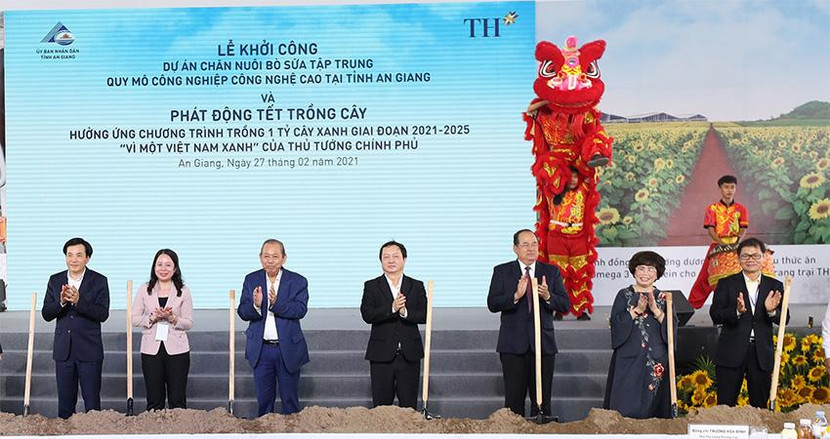 Phó Thủ tướng thường trực Trương Hòa Bình và các quan khách, lãnh đạo tỉnh, lãnh đạo tập đoàn TH tại nghi lễ khởi công. Phó Thủ tướng thường trực Trương Hòa Bình và các quan khách, lãnh đạo tỉnh, lãnh đạo tập đoàn TH tại nghi lễ khởi công.
