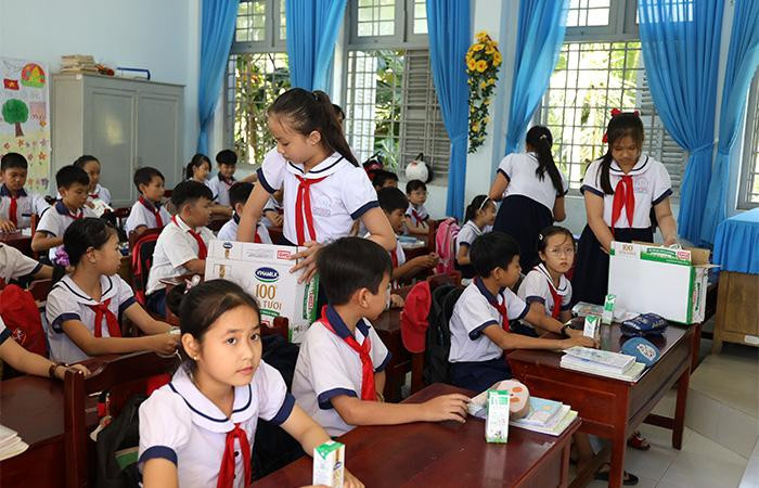 Giờ uống sữa tại lớp 5/1 Trường tiểu học Hưng Nhượng, huyện Giồng Trôm, tỉnh Bến Tre