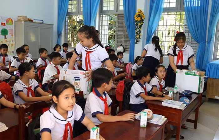 Giờ uống sữa tại lớp 5/1 Trường tiểu học Hưng Nhượng, huyện Giồng Trôm, tỉnh Bến Tre