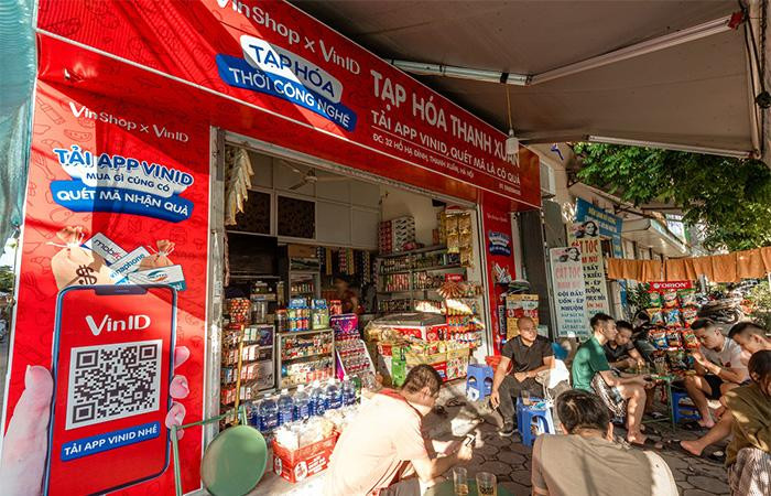 Sắc đỏ của VinShop đang len lỏi các ngõ ngách thông qua hợp tác với các cửa hàng tạp hóa. Sắc đỏ của VinShop đang len lỏi các ngõ ngách thông qua hợp tác với các cửa hàng tạp hóa.