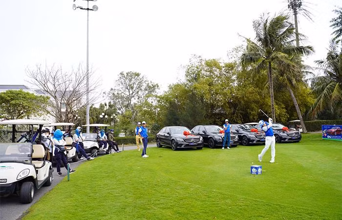 Các golfer ra sân thi đấu ngay sau lễ khai mạc