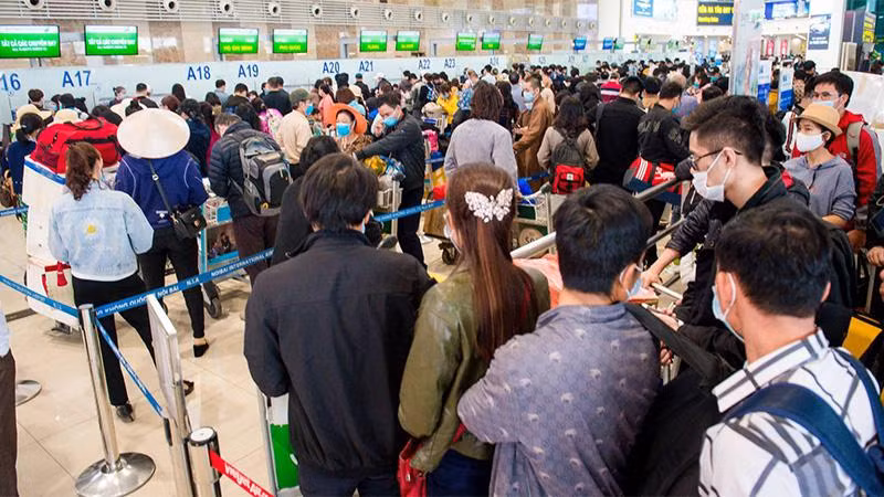 Đầu tháng 3, hành khách làm thủ tục tại sân bay quốc tế Nội Bài khá đông