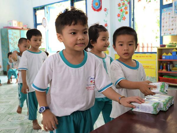 Trong 2 năm học vừa qua, giờ uống Sữa học đường Vinamilk là giờ học đặc biệt mà các em học sinh Trường mẫu giáo Hưng Phong háo hức chờ đợi.