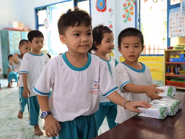 Trong 2 năm học vừa qua, giờ uống Sữa học đường Vinamilk là giờ học đặc biệt mà các em học sinh Trường mẫu giáo Hưng Phong háo hức chờ đợi.