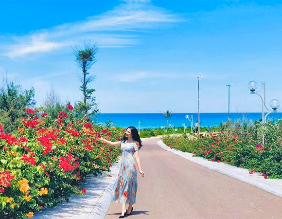 Con đường hoa giấy ven biển Nhơn Lý là góc check-in đẹp nức lòng với sắc hoa nổi bật trên background xanh ngọc của biển trời (Ảnh: Thảo Phùng)