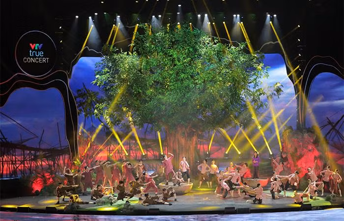 Nhân vật chính trong dự án nghệ thuật VTV true Concert là thiên nhiên, bởi vậy điểm nhấn trên sân khấu là cây cổ thụ rợp bóng, không gian xanh xen lẫn núi, các hình ảnh trên màn chiếu biến ảo kỳ lạ với những chuyển động nhỏ nhất của thiên nhiên.
