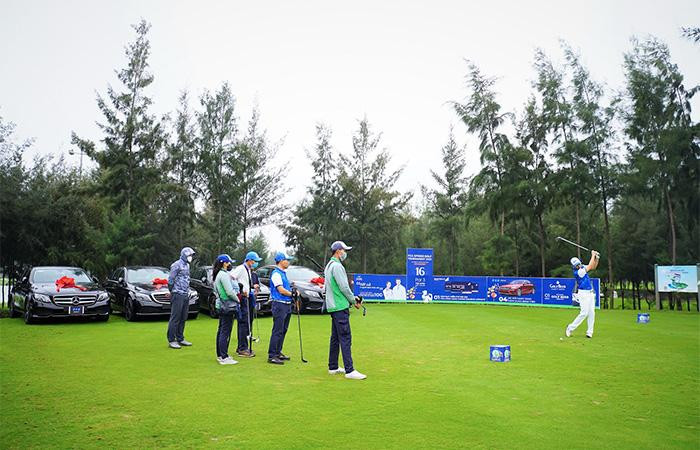 Các golfer trải qua 3 ngày thi đấu hấp dẫn Các golfer trải qua 3 ngày thi đấu hấp dẫn