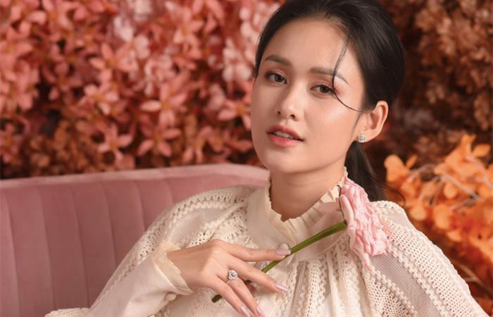 Kim cương 8 Hearts and 8 Arrows rực rỡ khiến trang sức “Blooming Rose” tỏa sáng.