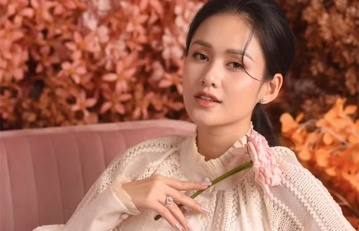 Kim cương 8 Hearts and 8 Arrows rực rỡ khiến trang sức “Blooming Rose” tỏa sáng.