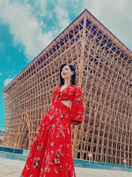 Các bạn trẻ chụp ảnh thời trang với Huyền thoại Tre