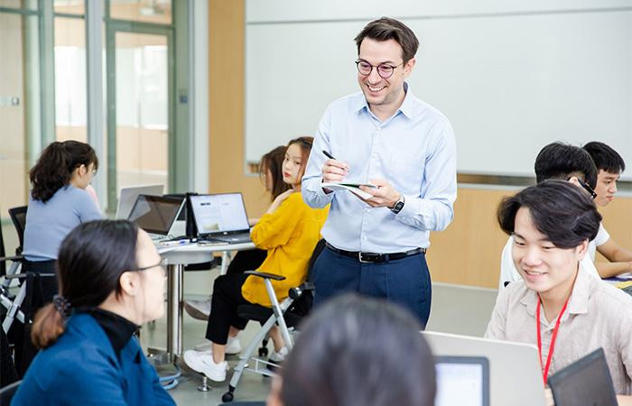 100% Giáo sư, giảng viên của VinUni tốt nghiệp và có kinh nghiệm giảng dạy tại những trường đại học hàng đầu thế giới 100% Giáo sư, giảng viên của VinUni tốt nghiệp và có kinh nghiệm giảng dạy tại những trường đại học hàng đầu thế giới