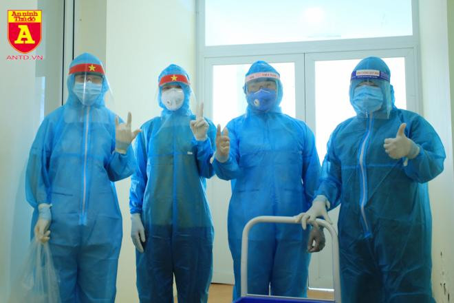 Các y bác sĩ Bệnh viện CATP Hà Nội luôn thể hiện quyết tâm chiến thắng dịch bệnh