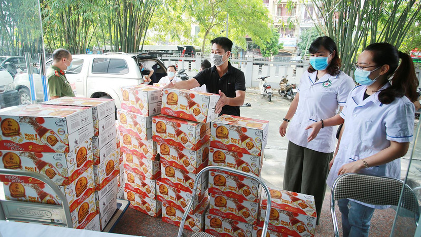 Các y bác sĩ của Bệnh viện Công an TP Hà Nội đón nhận quà tặng