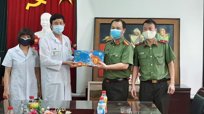 Lần trao quà tháng 4-2020 tại Bệnh viện CATP Hà Nội