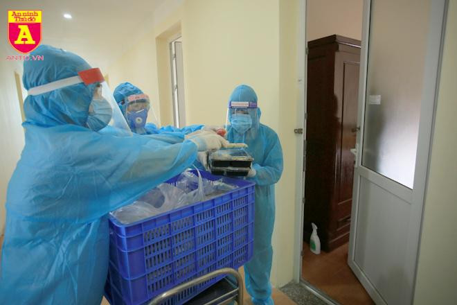 Chuẩn bị bữa ăn cho người cách ly ở Bệnh viện Công an Hà Nội Chuẩn bị bữa ăn cho người cách ly ở Bệnh viện Công an Hà Nội