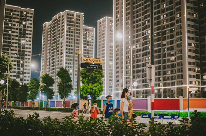 Nhiều cư dân thường lựa chọn đi bộ khi di chuyển trong khu đô thị Nhiều cư dân thường lựa chọn đi bộ khi di chuyển trong khu đô thị