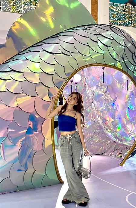 Tại Vincom Mega Mall Royal City (Hà Nội), Phi thuyền cá chép khổng lồ 7 màu thu hút nhiều hot Tiktoker trong mùa Trung thu năm nay. Tại Vincom Mega Mall Royal City (Hà Nội), Phi thuyền cá chép khổng lồ 7 màu thu hút nhiều hot Tiktoker trong mùa Trung thu năm nay.